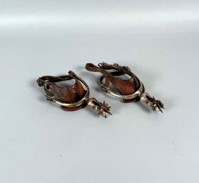 une paire de boucles d'oreilles en argent et en bois posées sur un fond blanc