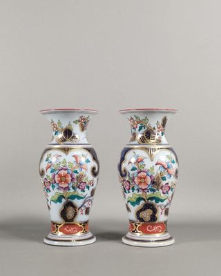 paire de vases chinois avec des fleurs et des oiseaux peints dessus