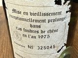 une bouteille de vin posée sur une table