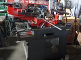 une machine qui se trouve dans un garage avec d'autres outils