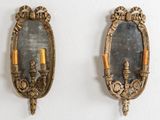 paire de miroirs anciens fixés au mur avec des bougeoirs