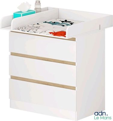 une photo d'une commode blanche à tiroirs avec un distributeur de mouchoirs