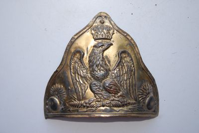 une image représentant une boucle de ceinture en laiton ornée d'un oiseau