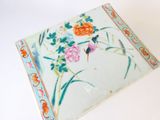 une assiette blanche avec des fleurs sur une table