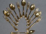 un grand nombre de cuillères et de fourchettes en argent disposées en cercle