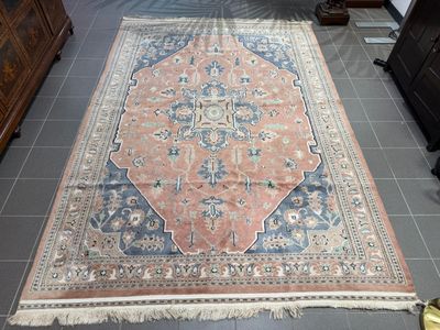 un grand tapis posé sur le sol d'une pièce