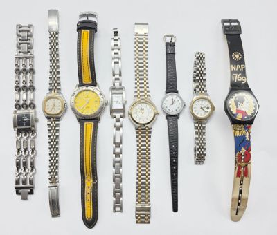 un grand nombre de montres posées sur une table