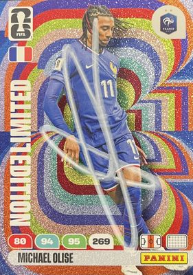 La carte de football comporte la photo d'un footballeur.