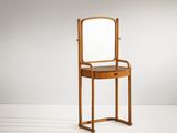 une image représentant une chaise en bois sur laquelle est posé un miroir