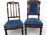 deux chaises avec des assises rembourrées de velours bleu et des pieds en bois