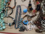 une boîte remplie de colliers et de bracelets assortis