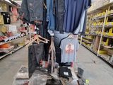 beaucoup de vêtements suspendus à un portant dans un magasin