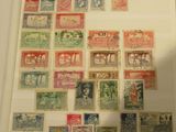 la photo d'un livre portant de nombreux timbres