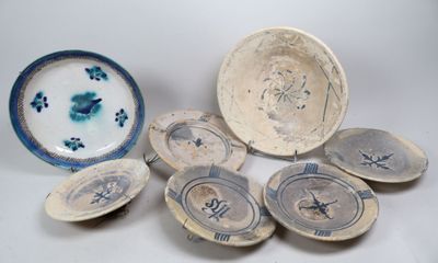 un grand nombre d'assiettes et de bols posés sur une table