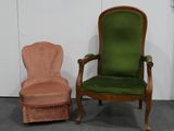 deux chaises placées l'une à côté de l'autre sur le sol