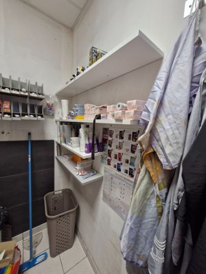 Quatre étagères murales en mélaminé blanc et gris