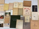 de nombreux livres qui se trouvent ensemble sur la table