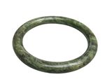 un gros plan d'un bracelet vert sur fond blanc