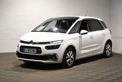 La Citrole blanche est garée dans le garage d'un immeuble