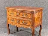 une vieille commode en bois surmontée de tiroirs