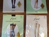 quatre paires de bas moulants exposées sur une table en bois