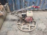 une petite machine posée sur le sol