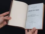 une personne tenant un livre ouvert à la main