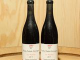 deux bouteilles de vin posées sur un tonneau