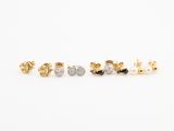 trois paires de boucles d'oreilles à clous en or et en argent sur fond blanc