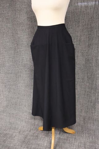 YOHJI YAMAMOTO. Jupe longue en gabardine de laine noir. Taille : ...