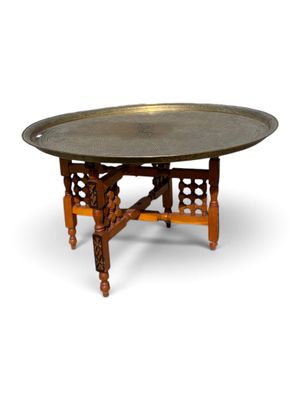 une image représentant une table sur laquelle est posé un plateau en métal