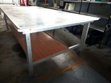 une table placée au milieu d'une pièce