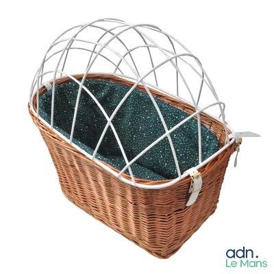 un panier en osier avec une housse verte à l'intérieur
