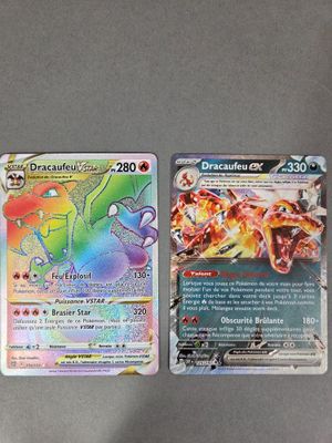 deux cartes Pokémon posées l'une à côté de l'autre sur une table