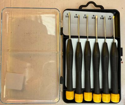 cinq vis noires et jaunes dans un étui en plastique