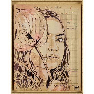 tableau représentant une femme tenant une fleur devant son visage