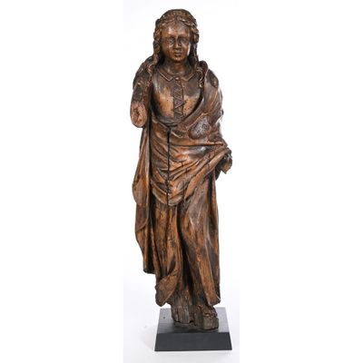 une statue en bronze d'une femme tenant un enfant dans ses bras