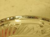 un bol en verre orné d'un motif floral