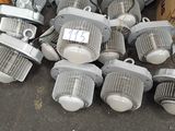 de nombreux types différents de lampadaires posés au sol