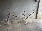 un petit vélo en métal qui est rangé dans un garage