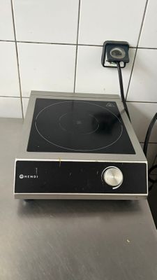une cuisinière sur laquelle se trouve un brûleur noir