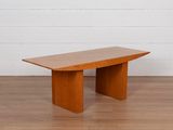 une photo d'une table en bois posée sur un parquet en bois massif
