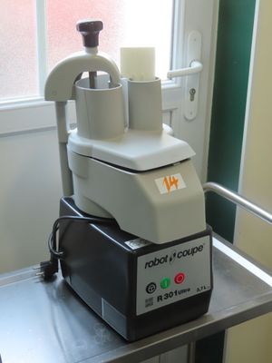 une machine posée sur une table