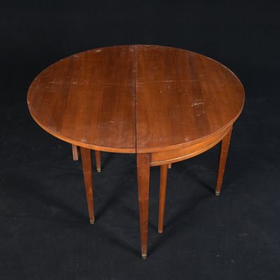 une table à manger ovale avec deux rallonges sur le plateau