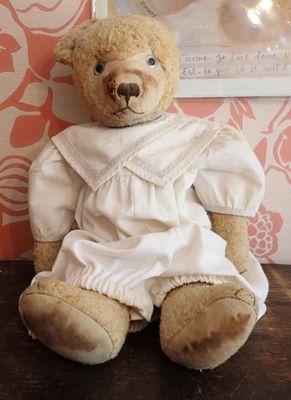 un ours en peluche assis sur une table