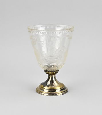une coupe en verre ancienne, avec un pied et un bord dorés
