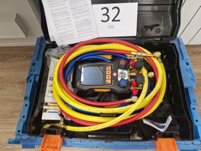 une boîte contenant un tas de fils et un compteur