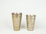 deux tasses posées côte à côte sur une table