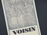 une affiche collée au dos d'une valise, sur laquelle figure la photo d'une femme