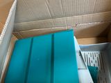 une boîte contenant un plateau bleu à l'intérieur